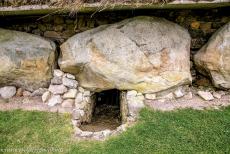 Bend of the Boyne - Knowth - Brú na Bóinne - Archeologisch ensemble van de Bend of the Boyne: Een ondergrondse ruimte bij de grote grafheuvel Knowth. De...