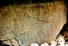 Bend of the Boyne - Knowth - Brú na Bóinne - the archaeological ensemble of the Bend of the Boyne: The engraved kerbstone number 15 of the Great...