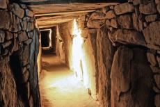 Bend of the Boyne - Knowth - Brú na Bóinne - Archeologisch ensemble van de Bend of the Boyne: In de grote grafheuvel van Knowth liggen twee gangen, een...