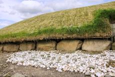 Bend of the Boyne - Knowth - Brú na Bóinne - Archeologisch ensemble van de Bend of the Boyne: Wat Knowth heel bijzonder maakt zijn de kransstenen, die...