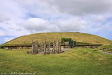 Bend of the Boyne - Knowth - Brú na Bóinne - Archeologisch ensemble van de Bend of the Boyne: Een constructie van een woodhenge, een cirkel van houten palen, bij...