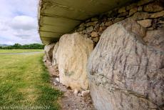 Bend of the Boyne - Knowth - Brú na Bóinne - Archeologisch ensemble van de Bend of the Boyne: De grootste grafheuvel van Knowth wordt aan de basis omringd...