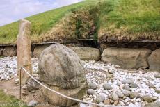 Bend of the Boyne - Knowth - Brú na Bóinne - Archeologisch ensemble van de Bend of the Boyne: Twee staande stenen bij de ingang naar...