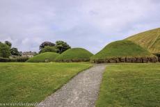 Bend of the Boyne - Knowth - Brú na Bóinne-Archeologisch ensemble van de Bend of the Boyne: De grootste grafheuvel van Knowth wordt omgeven door enkele...