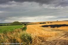 Silbury Hill - Silbury Hill verheft zich majestueus uit het omliggende lanschap van Wiltshire. Silbury Hill mag niet worden beklommen, rond de heuvel staat...