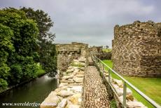 Kasteel Beaumaris - Kastelen en stadsmuren van King Edward in Gwynedd: Kasteel Beaumaris bestaat uit een hoge binnenmuur en eromheen een lagere buitenrmuur, over...