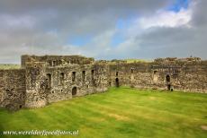 Kasteel Beaumaris - Kastelen en stadsmuren van King Edward in Gwynedd: De binnenhof van kasteel Beaumaris, gezien vanaf de weergangen op de verdedigingsmuren van...