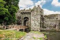 Kasteel Beaumaris - Kastelen en stadsmuren van King Edward in Gwynedd: De hoofdingang van Kasteel Beaumaris heet Gate Next the Sea, de poort ligt naast het...