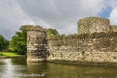 Kasteel Beaumaris - Kasteel Beaumaris: Het eigenlijke kasteel met poortgebouwen en torens wordt weer omgeven door een muur met poortgebouwen en torens, het geheel...