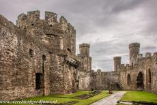 Kasteel en stadsmuren van Conwy - Kastelen en stadsmuren van King Edward in Gwynedd: De Kitchen Tower en de Great Hall op de binnenplaats van kasteel Conwy. Kasteel Conwy...