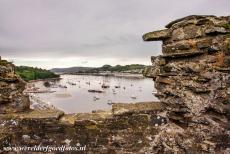 Kasteel en stadsmuren van Conwy - Kastelen en stadsmuren van King Edward in Gwynedd: De haven van de stad Conwy gezien door een kijkgat in de stadsmuren. De muren werden gebouwd...