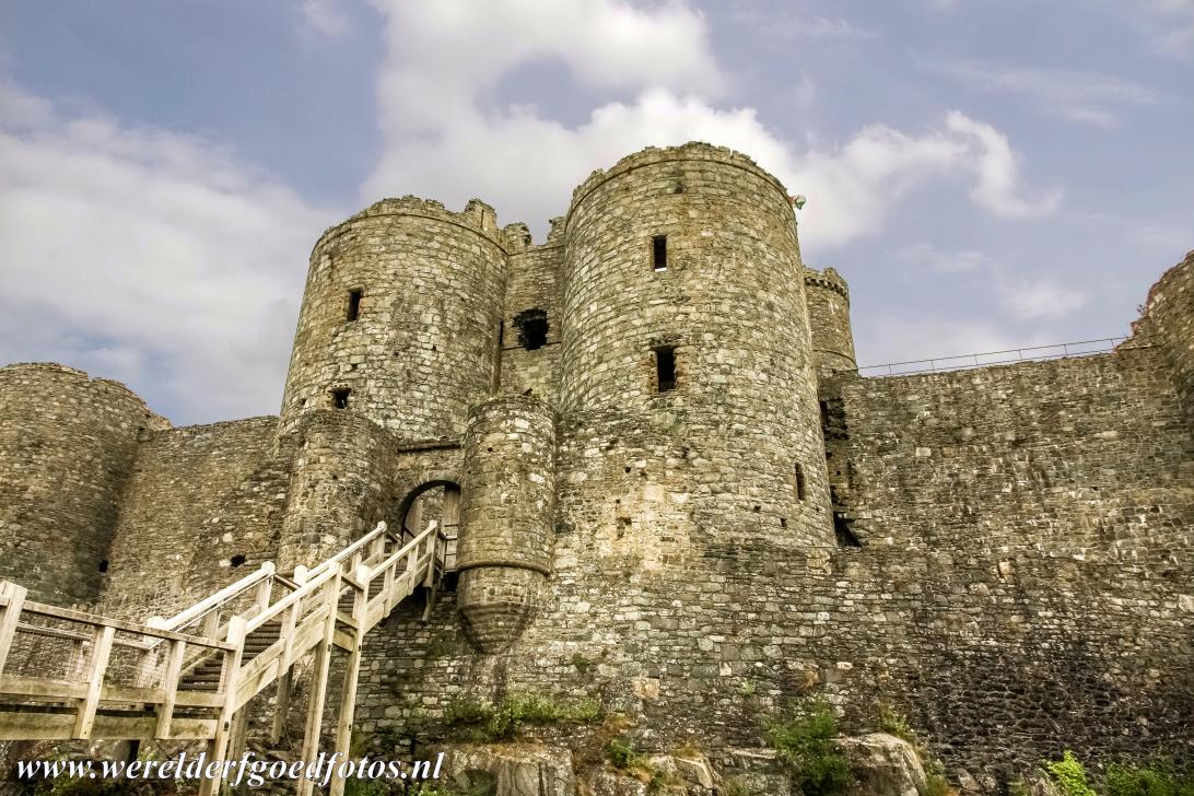 Kasteel Harlech - Het imposante poortgebouw van kasteel Harlech. Kasteel Harlech werd in opdracht van koning Edward I van Engeland in 1283-1289 gebouwd op een... Kasteel Harlech - Het imposante poortgebouw van kasteel Harlech. Kasteel Harlech werd in opdracht van koning Edward I van Engeland in 1283-1289 gebouwd op een...