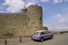 Kasteel Harlech - Een classic Mini voor kasteel Harlech. In januari 2015 werd een nieuwe loopbrug geïnstalleerd bij kasteel Harlech. De brug verbindt het...