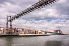 Vizcayabrug - De moderne gondel van de Vizcayabrug hangt aan stalen kabels en zweeft boven de rivier de Nervión. De Vizcayabrug is een... Vizcayabrug - De moderne gondel van de Vizcayabrug hangt aan stalen kabels en zweeft boven de rivier de Nervión. De Vizcayabrug is een...