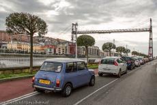 Vizcayabrug - Tijdens de avondspits staan de auto's in de lange rij om de rivier Nervión over te steken in de hangende gondel van de...