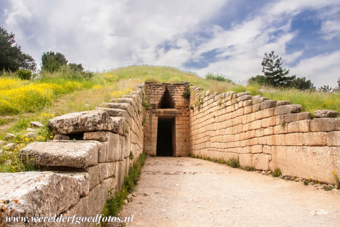 Archeologisch Mycene - Archeologisch Mycene: Het Schathuis van Atreus is de grootste tholosgraf van Mycene, het koepelgraf dateert uit de 14de eeuw v.Chr. Er... Archeologisch Mycene - Archeologisch Mycene: Het Schathuis van Atreus is de grootste tholosgraf van Mycene, het koepelgraf dateert uit de 14de eeuw v.Chr. Er...