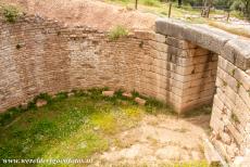 Archeologisch Mycene - Archeologisch Mycene: Het dak van de tholos is verdwenen. Myceners begroeven hun doden in grote koepelgraven, de tholoi. Een...