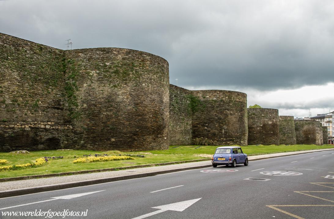 Romeinse muren van Lugo - Een classic Mini rijdt langs de Romeinse muren van de Spaanse stad Lugo. Het oude centrum van Lugo wordt omgeven door de langste... Romeinse muren van Lugo - Een classic Mini rijdt langs de Romeinse muren van de Spaanse stad Lugo. Het oude centrum van Lugo wordt omgeven door de langste...