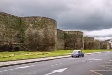 Romeinse muren van Lugo - Een classic Mini rijdt langs de Romeinse muren van de Spaanse stad Lugo. Het oude centrum van Lugo wordt omgeven door de langste...