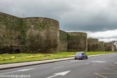 Romeinse muren van Lugo - Een classic Mini rijdt langs de Romeinse muren van de Spaanse stad Lugo. Het oude centrum van Lugo wordt omgeven door de langste...