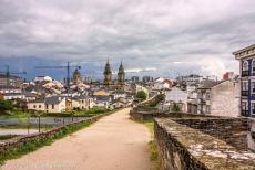 Romeinse muren van Lugo - De kathedraal van Lugo gezien vanaf de Romeinse stadsmuren van Lugo. De kathedraal was al in de middeleeuwen een bedevaartskerk voor...