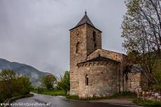 Catalaans Romaanse kerken van Vall de Boí - Santa Maria de l'Assumpció de Coll werd in 1110 gewijd. Net onder het dak is de buitenkant gedecoreerd met een rij blinde romaanse...