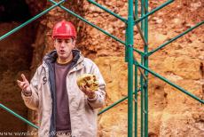 Archeologische site van Atapuerca - Archeologische site van Atapuerca: De gids toont het fossiel van een uitgestorven mensensoort. De gidsen zijn goed onderlegd en geven uitleg over...