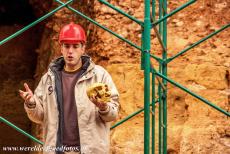 Archeologische site van Atapuerca - Archeologische site van Atapuerca: De gids toont het fossiel van een uitgestorven mensensoort. De gidsen zijn goed onderlegd en geven uitleg over...