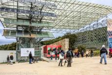 Archeologische site van Atapuerca - De ingang naar de archeologische site van Atapuerca: In de Sierra de Atapuerca liggen de rode kalkstenen grotten van Atapuerca,...
