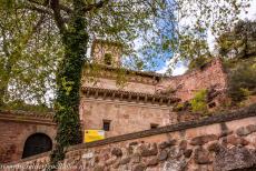 Kloosters van San Millan Yuso en Suso - Kloosters van San Millán Yuso en Suso: Het op een berg gelegen klooster van San Millán Suso heeft een entree met een...