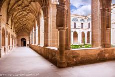 Kloosters van San Millan Yuso en Suso - De kloosters van San Millán Yuso en Suso: De binnenplaats en gotische kloostergangen van het klooster van San Millán Yuso....