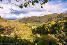 Kloosters van San Millan Yuso en Suso - Kloosters van San Millán Yuso en Suso: Het klooster van San Millán Yuso (beneden), gezien vanaf het klooster van San...