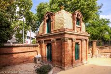 Barcelona, Art Nouveau - Palau de la Música Catalana en Hospital de Sant Pau in Barcelona: Bij de entree van Hospital de Sant Pau staan twee van... Barcelona, Art Nouveau - Palau de la Música Catalana en Hospital de Sant Pau in Barcelona: Bij de entree van Hospital de Sant Pau staan twee van...