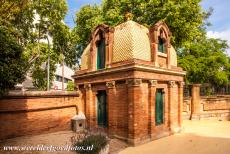 Barcelona, Art Nouveau - Palau de la Música Catalana en Hospital de Sant Pau in Barcelona: Bij de entree van Hospital de Sant Pau staan twee van...