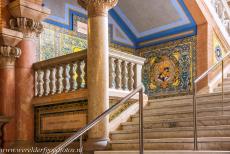Barcelona, Art Nouveau - Palau de la Música Catalana en Hospital de Sant Pau in Barcelona: Het trappenhuis in het grote hoofdpaviljoen van... Barcelona, Art Nouveau - Palau de la Música Catalana en Hospital de Sant Pau in Barcelona: Het trappenhuis in het grote hoofdpaviljoen van...