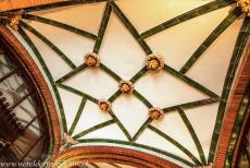 Barcelona, Art Nouveau - Palau de la Música Catalana in Barcelona: Een kleurig in art nouveau gedecoreerd plafond. Het concertgebouw Palau de... Barcelona, Art Nouveau - Palau de la Música Catalana in Barcelona: Een kleurig in art nouveau gedecoreerd plafond. Het concertgebouw Palau de...