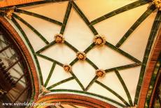 Barcelona, Art Nouveau - Palau de la Música Catalana in Barcelona: Een kleurig in art nouveau gedecoreerd  plafond. Het concertgebouw Palau...