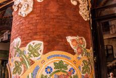 Barcelona, Art Nouveau - Het Palau de la Música Catalana is een concertgebouw in de art nouveau stijl in Barcelona. De ronde roodstenen pilaren van... Barcelona, Art Nouveau - Het Palau de la Música Catalana is een concertgebouw in de art nouveau stijl in Barcelona. De ronde roodstenen pilaren van...