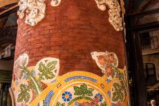 Barcelona, Art Nouveau - Palau de la Música Catalana in Barcelona: Een concertgebouw in de art nouveau stijl. De ronde roodstenen zuilen van de...