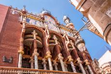 Barcelona, Art Nouveau - Palau de la Música Catalana in Barcelona: De rijk gedecoreerde gevel boven de entree. Bovenop de gedecoreerde zuilen staan de... Barcelona, Art Nouveau - Palau de la Música Catalana in Barcelona: De rijk gedecoreerde gevel boven de entree. Bovenop de gedecoreerde zuilen staan de...
