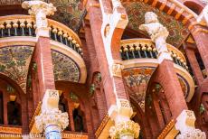 Barcelona, Art Nouveau - Het Palau de la Música Catalana in Barcelona is uitbundig gedecoreerd met kleurig mozaïek. De roodstenen gevel van het... Barcelona, Art Nouveau - Het Palau de la Música Catalana in Barcelona is uitbundig gedecoreerd met kleurig mozaïek. De roodstenen gevel van het...