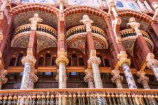 Barcelona, Art Nouveau - Het auditorium van het Palau de la Música in Catalana in Barcelona wordt verlicht door een ton wegende omgekeerde koepel van... Barcelona, Art Nouveau - Het auditorium van het Palau de la Música in Catalana in Barcelona wordt verlicht door een ton wegende omgekeerde koepel van...