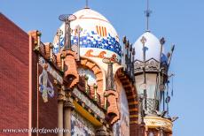 Barcelona, Art Nouveau - Het Palau de la Música Catalana werd in 1908 voltooid. De concerthal ligt in een smalle straat in Barcelona, hierdoor komt de...