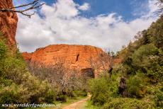 Las Médulas - De hoge ingang van de grot La Cuevona in het gebied Las Médulas. Door de Romeinse methode van goudwinning, de Ruina Montium, ontstond...