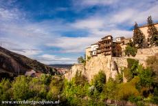 Historische ommuurde stad Cuenca - Cuenca en haar hangende huizen, de 'casas colgadas', gezien vanaf het klooster van St. Paul. De stad ligt bij de samenloop...