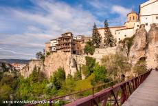 Historische ommuurde stad Cuenca - De historische ommuurde stad Cuenca gezien vanaf de brug bij het het klooster van St. Paul. De voetgangersbrug over de kloof van de...