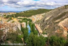 Historische ommuurde stad Cuenca - De historische ommuurde stad Cuenca ligt hoog boven een diep ravijn met typisch gevormde zandstenen rotsen in het landschapspark...