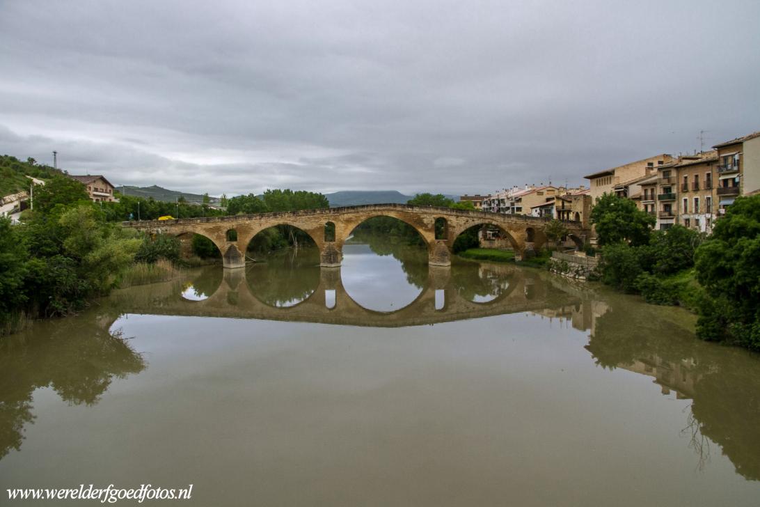 Pelgrimsroutes naar Santiago de Compostela - Pelgrimsroute naar Santiago de Compostela in Spanje: De brug van Puente la Reina in Spanje, waar de peldrimsroutes uit Frankrijk...