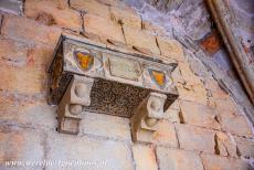 Klooster van Poblet - Klooster van Poblet: Op de muren van de kloostergangen bevinden zich graftombes van adelijke families, die het klooster financieel steunden....
