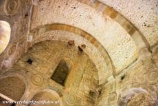 Monumenten van Oviedo en het koninkrijk Asturië - Monumenten van Oviedo en het koninkrijk Asturië: Het plafond van Santa María del Naranco is ongebruikelijk hoog. De gewelven vormden...